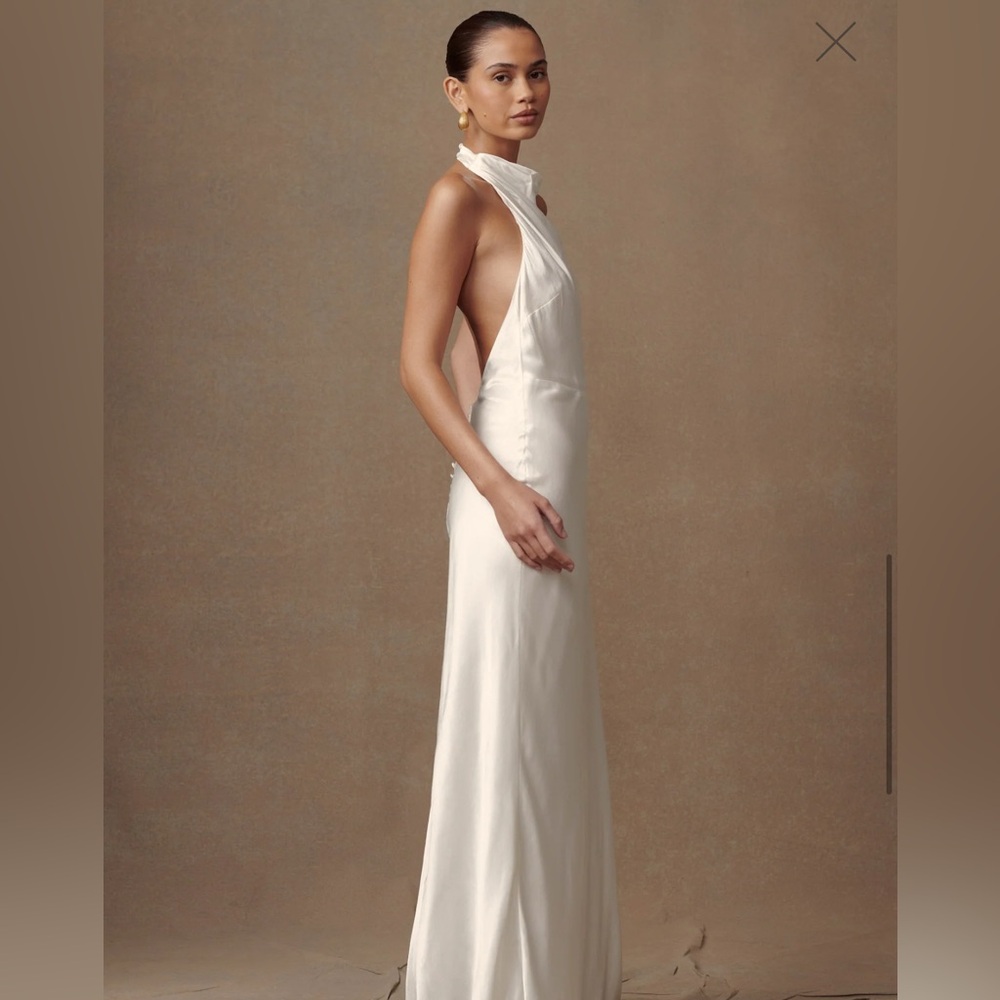 Meshki Elegant Backless White Dress - Picture 2 of 7